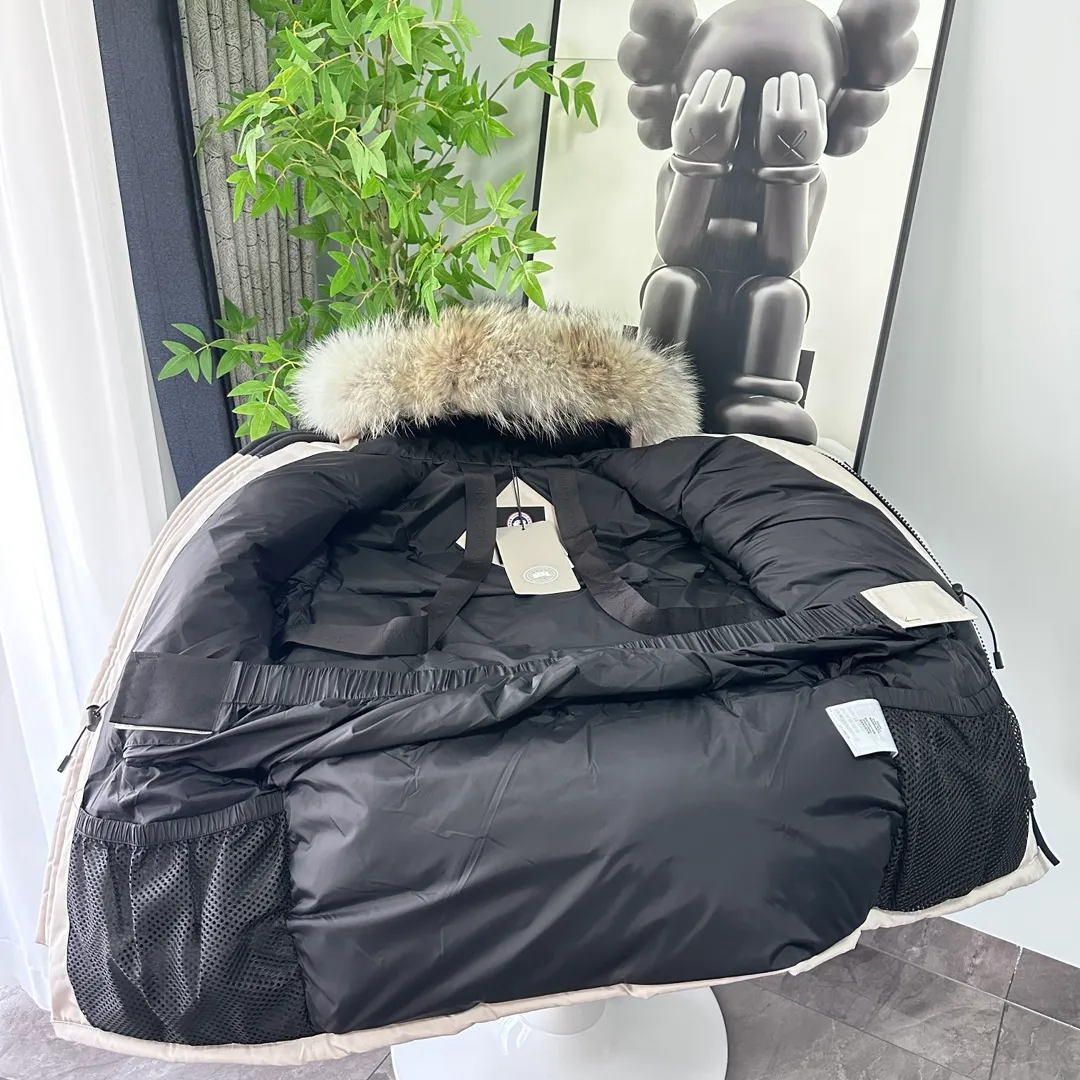 P700 CANADA GOOSE｜Canada Goose Expedition Parka｜Classic upgrade New 08 style Color: graphite gray, off-white, black, pink, navy blue, sky blue, Size: XS, S, M, L, XL, XXL, Product introduction Loose fit, multi-pocket design Larger size for free movement. 6 exterior pockets: 4 reversible front pockets, zippered side entry. There is a practical pocket on the left sleeve and a top pocket on the right sleeve. There is a drawstring on the inside of the waist and a logo patch on the back. The waist is designed with an inside drawstring, which can be adjusted to provide excellent warmth. Woven grab straps at upper back with “Expedition” logo patch • Hood with removable zipper trim, interchangeable hood trim for personalization and added protection (this jacket is not available with the classic hood trim) • Chin protection element has a tricot inner fabric for softness and comfort • Woven grab straps at upper back with “Expedition” logo patch • Internal drawstring at the waist, adjustable to provide excellent warmth •Snap-in rib knit cuffs for added comfort and optimal heat locking in •Stylish hanging inner straps allow the jacket to be carried over the shoulder, hands-free •Stowaway nylon stretch snow skirt for added protection •Two-way zipper covered fly with Velcro® snaps that unzips from the bottom for increased range of motion and breathability. A windproof fly is designed under the zipper for an extra layer of protection. • 6 exterior pockets: 4 two-way pockets on the front with top flap and Velcro® snaps, and zippered side entry. Utility pockets on left sleeve and right sleeve with top flap and velcro® snaps Internal pockets: 1 zipped pocket, 2 mesh drop-in pockets Embroidered Canada Goose logo
